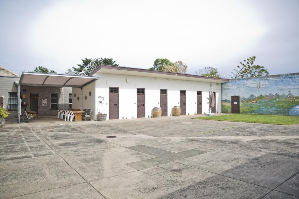 The Old Mount Gambier Gaol Hotel ภายนอก รูปภาพ
